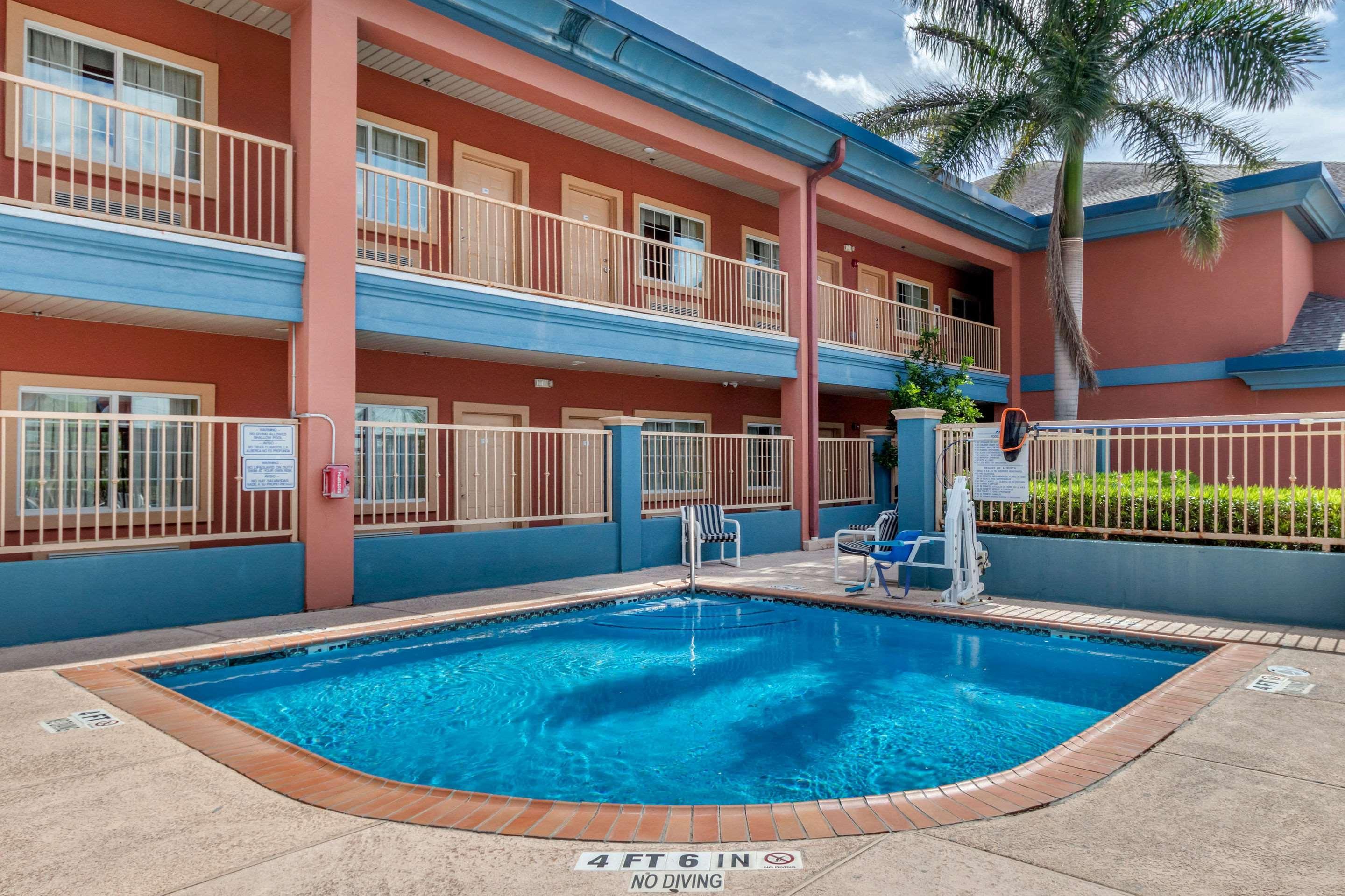 Quality Inn & Suites At The Outlets Mercedes-Weslaco エクステリア 写真