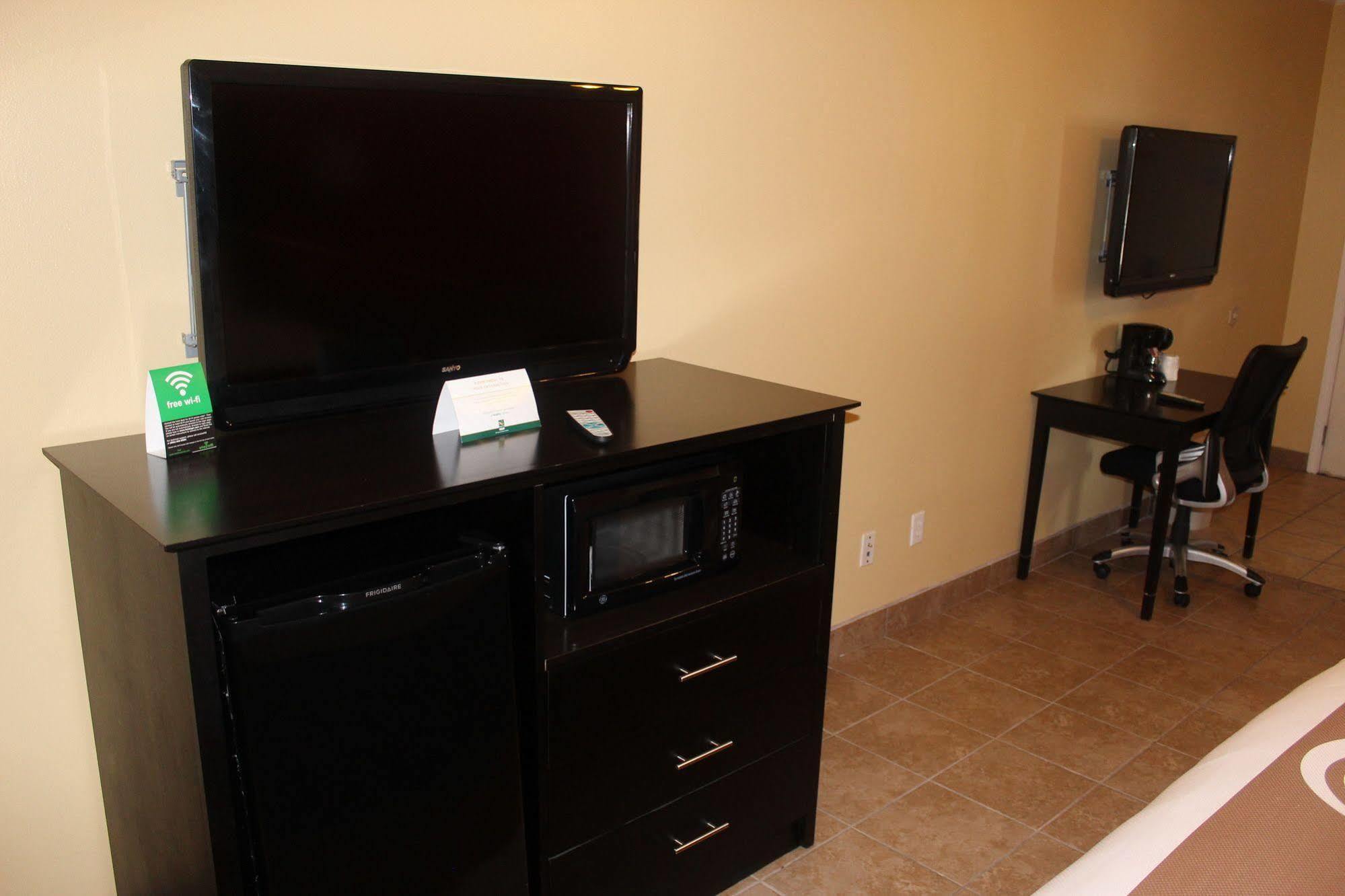 Quality Inn & Suites At The Outlets Mercedes-Weslaco エクステリア 写真