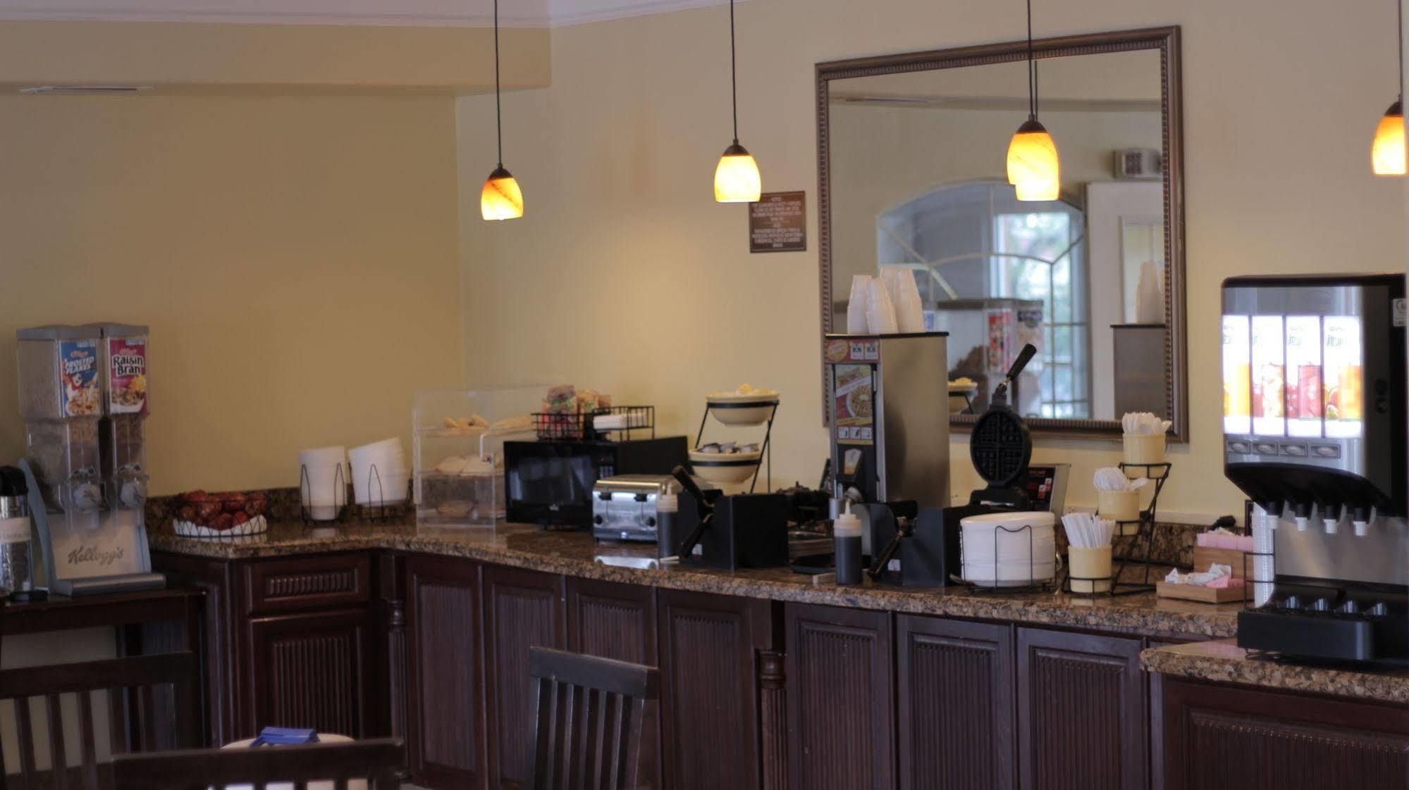 Quality Inn & Suites At The Outlets Mercedes-Weslaco エクステリア 写真
